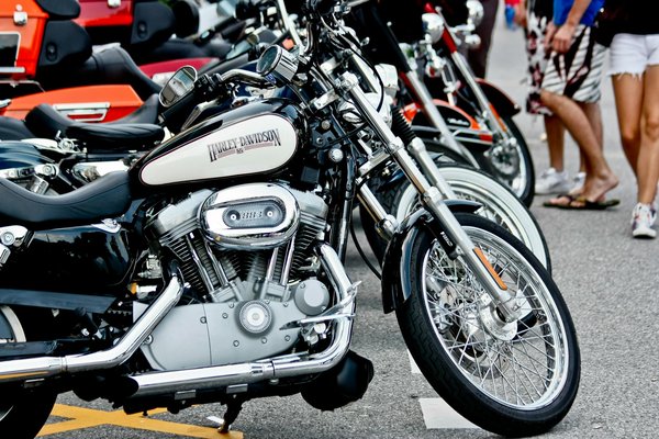 How can I replace the headlight bulb in a Suzuki SV1000 with minimal tools?